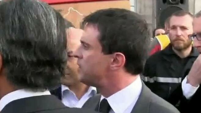 Le coup de colre de Valls contre un pompier qui refuse de lui serrer la main.